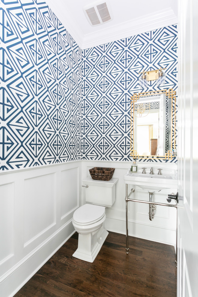 Maritime Gästetoilette mit Wandtoilette mit Spülkasten, blauer Wandfarbe, dunklem Holzboden, Waschtischkonsole und braunem Boden in Charleston