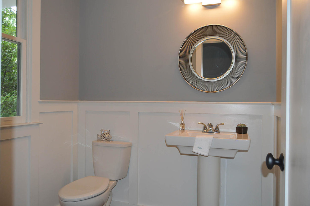 Mittelgroße Klassische Gästetoilette mit Wandtoilette mit Spülkasten, grauer Wandfarbe, braunem Holzboden, Sockelwaschbecken und braunem Boden in Atlanta