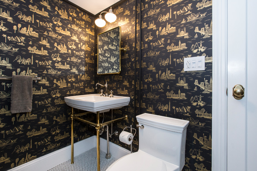 На фото: туалет среднего размера в стиле неоклассика (современная классика) с унитазом-моноблоком, разноцветными стенами, консольной раковиной, белым полом и полом из мозаичной плитки с