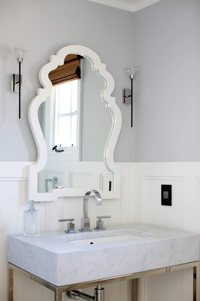 オレンジカウンティにあるトランジショナルスタイルのおしゃれなトイレ・洗面所 (グレーの壁、アンダーカウンター洗面器) の写真