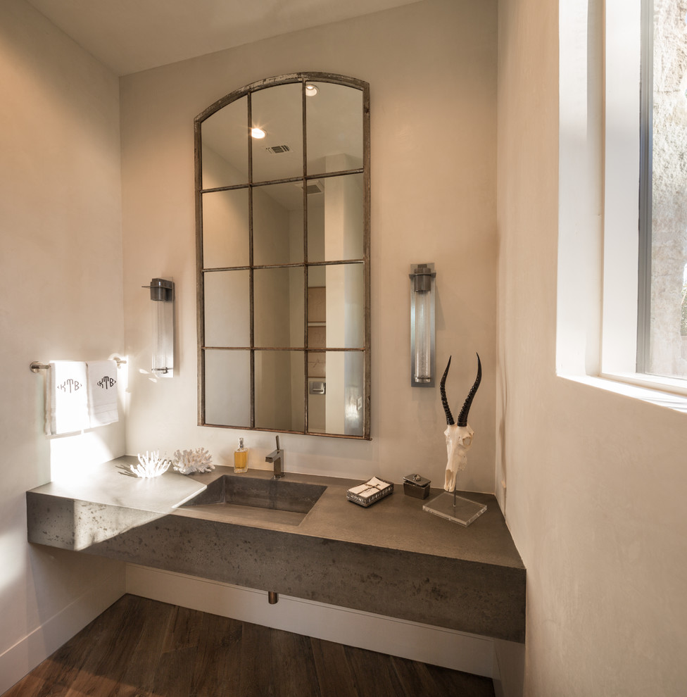 Klassische Gästetoilette mit beiger Wandfarbe, dunklem Holzboden, Trogwaschbecken und grauer Waschtischplatte in Houston