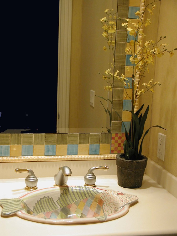 ロサンゼルスにあるエクレクティックスタイルのおしゃれなトイレ・洗面所の写真