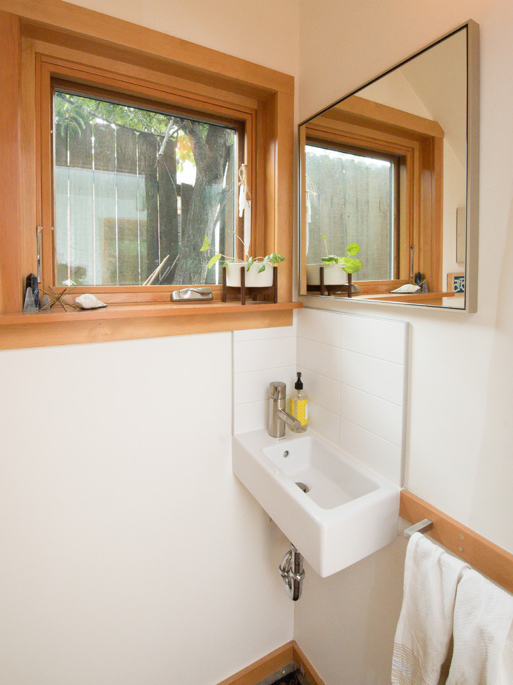 ポートランドにある小さなアジアンスタイルのおしゃれなトイレ・洗面所 (白い壁、壁付け型シンク) の写真