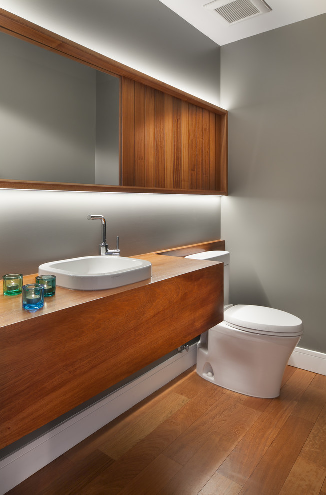 ワシントンD.C.にあるコンテンポラリースタイルのおしゃれなトイレ・洗面所 (オレンジの床、ブラウンの洗面カウンター) の写真