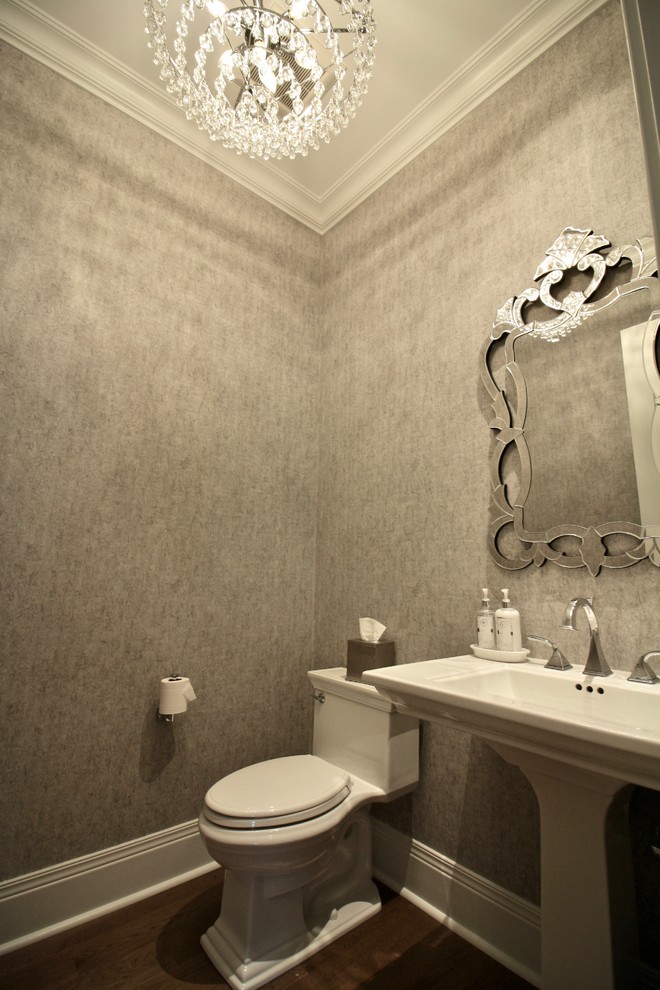 Идея дизайна: туалет среднего размера в стиле неоклассика (современная классика) с унитазом-моноблоком, серыми стенами, паркетным полом среднего тона, раковиной с пьедесталом и коричневым полом