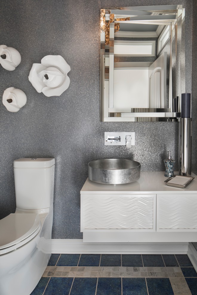 Источник вдохновения для домашнего уюта: туалет в морском стиле с плоскими фасадами, белыми фасадами, раздельным унитазом, серыми стенами, настольной раковиной и разноцветным полом
