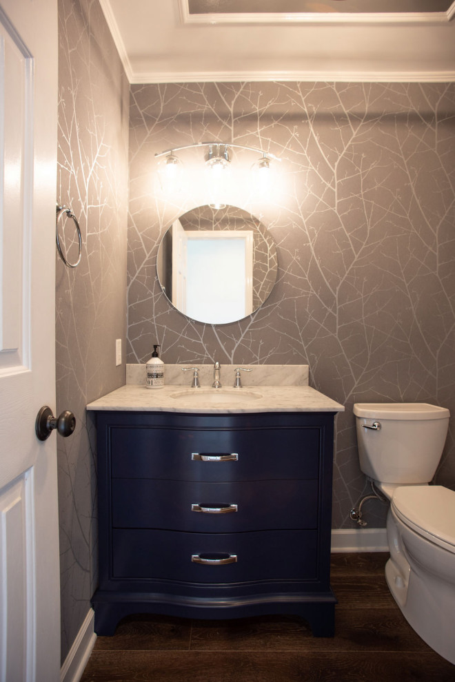 Inspiration för ett litet vintage vit vitt toalett, med blå skåp, en toalettstol med separat cisternkåpa, grå väggar, mellanmörkt trägolv, ett undermonterad handfat, marmorbänkskiva och flerfärgat golv