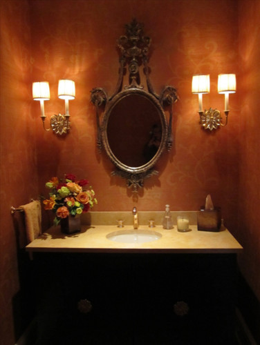 ニューヨークにあるお手頃価格の小さなヴィクトリアン調のおしゃれなトイレ・洗面所 (シェーカースタイル扉のキャビネット、濃色木目調キャビネット、赤い壁、アンダーカウンター洗面器、ソープストーンの洗面台) の写真
