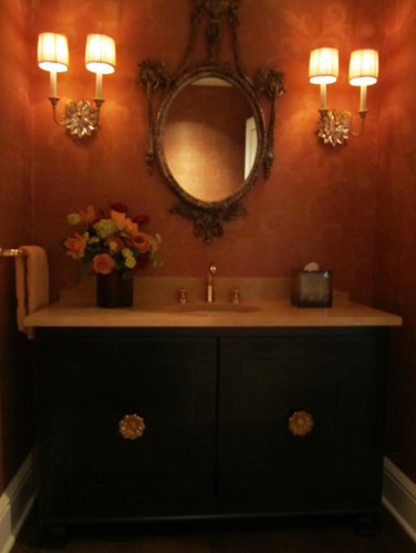 Esempio di un piccolo bagno di servizio vittoriano con ante in stile shaker, ante in legno bruno, pareti rosse, lavabo sottopiano e top in saponaria