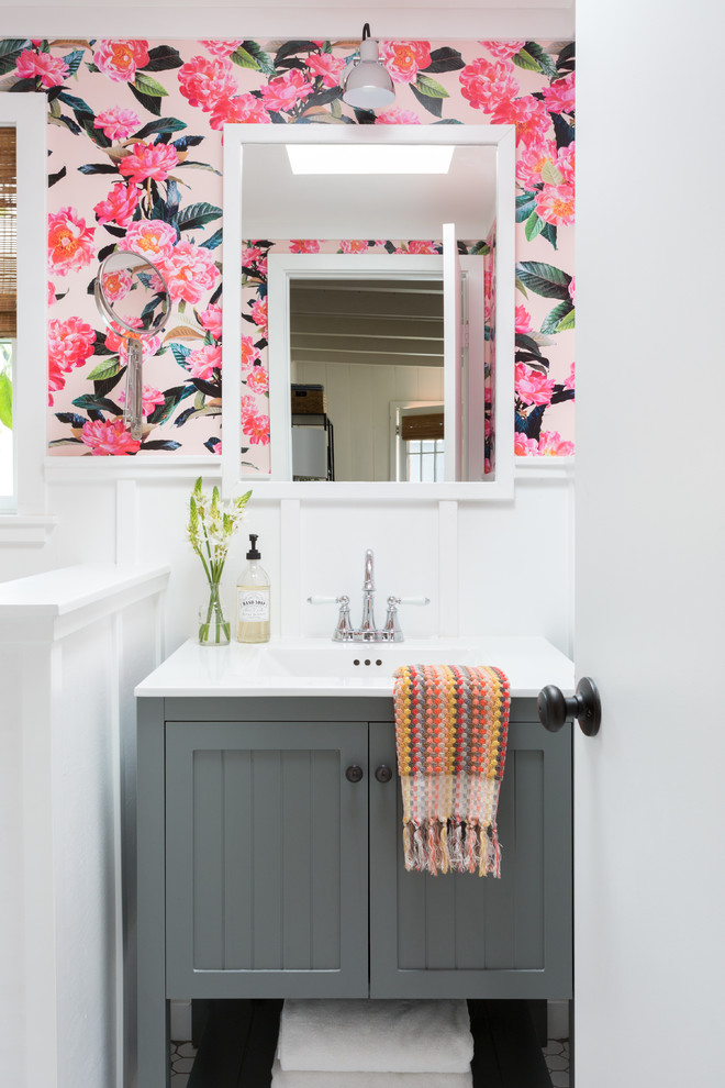 Idéer för att renovera ett mellanstort vintage vit vitt toalett, med möbel-liknande, blå skåp, en toalettstol med separat cisternkåpa, rosa väggar, mosaikgolv, ett integrerad handfat, bänkskiva i kvarts och vitt golv