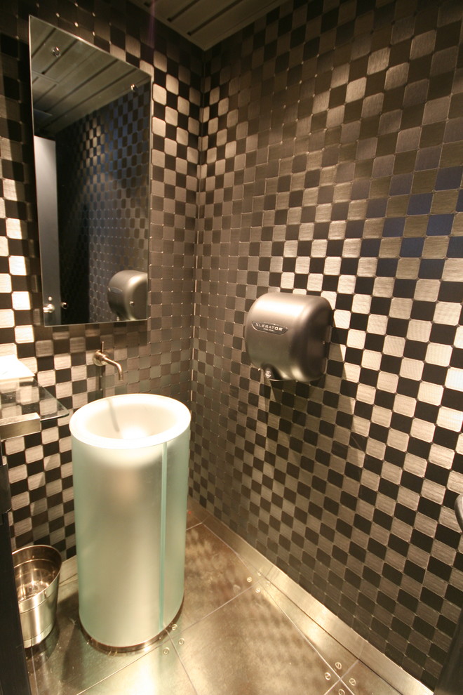 Idéer för industriella toaletter, med ett piedestal handfat och grå kakel