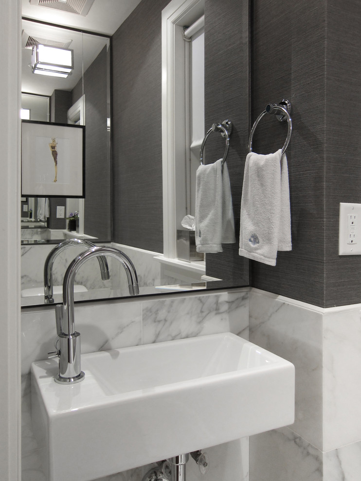 Idee per un piccolo bagno di servizio moderno con piastrelle di marmo, pareti grigie, pavimento in marmo e lavabo sospeso