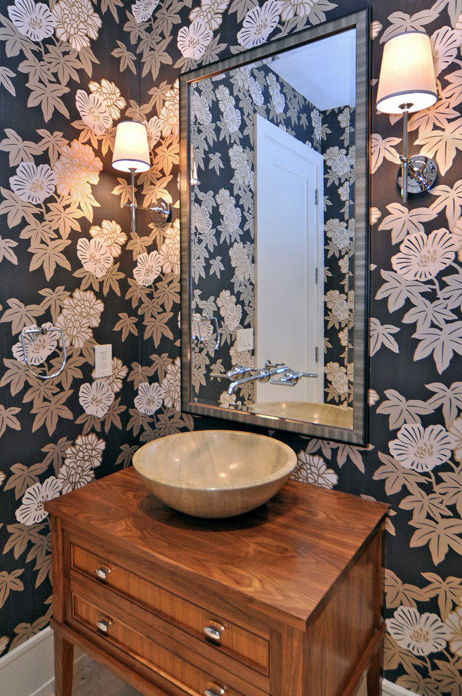 カルガリーにあるトランジショナルスタイルのおしゃれなトイレ・洗面所 (ベッセル式洗面器、中間色木目調キャビネット、木製洗面台、ブラウンの洗面カウンター、照明) の写真