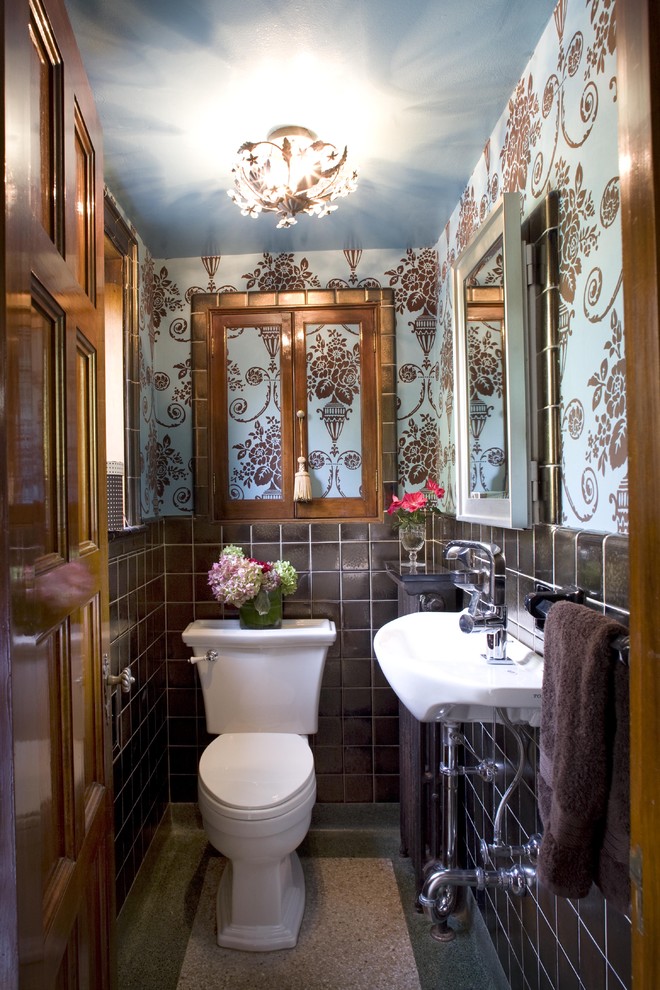 Kleine Klassische Gästetoilette mit Wandwaschbecken, braunen Fliesen, Wandtoilette mit Spülkasten, blauer Wandfarbe und Terrazzo-Boden in St. Louis