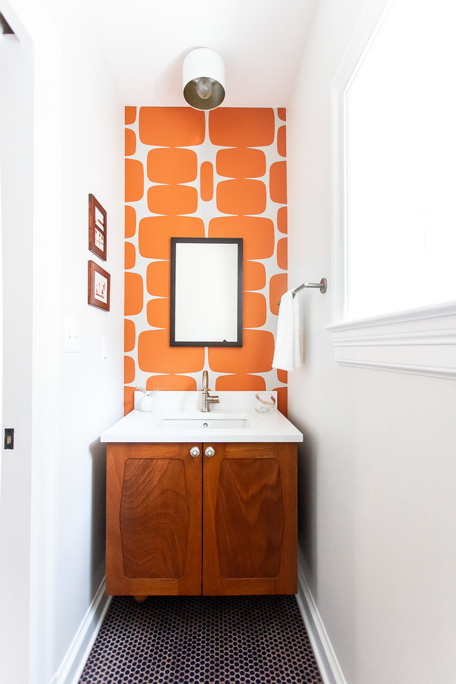 Esempio di un bagno di servizio minimal con consolle stile comò, ante in legno scuro, pareti bianche, lavabo sottopiano, pavimento nero e top bianco