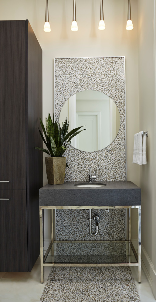 Diseño de aseo contemporáneo con lavabo bajoencimera, paredes beige y suelo con mosaicos de baldosas