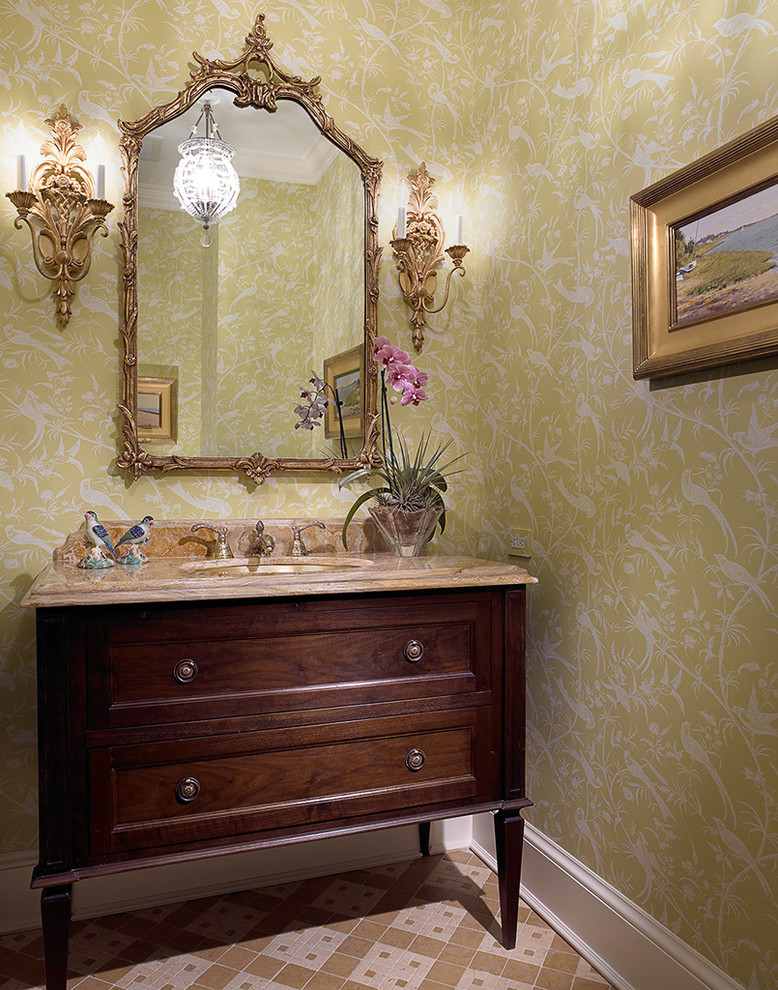 Idées déco pour un grand WC et toilettes classique en bois foncé avec un lavabo encastré, un placard en trompe-l'oeil, un plan de toilette en marbre, un carrelage beige, un mur vert et un sol en marbre.