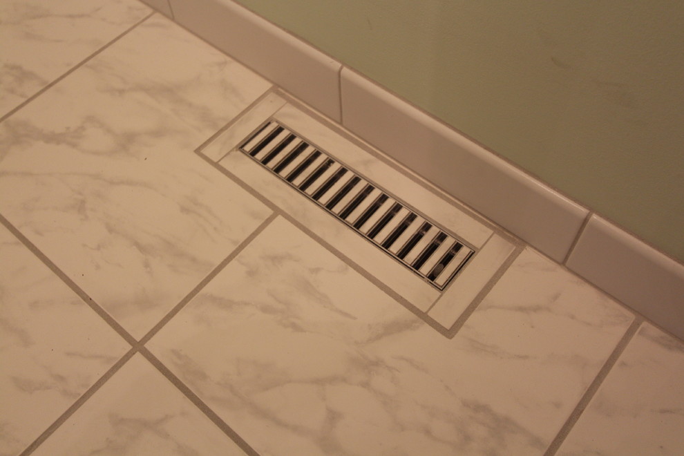 Ispirazione per un bagno di servizio tradizionale con lavabo a colonna, WC a due pezzi, pareti beige e pavimento in marmo