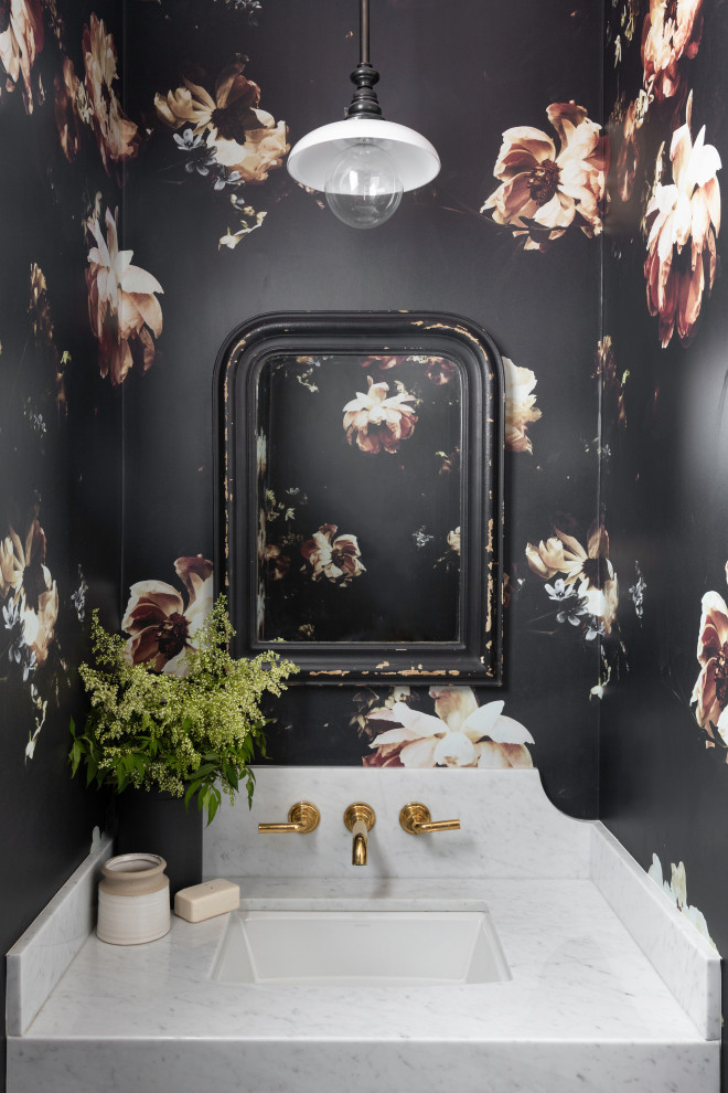 Ispirazione per un bagno di servizio stile marinaro con pareti multicolore, lavabo sottopiano, top bianco e carta da parati