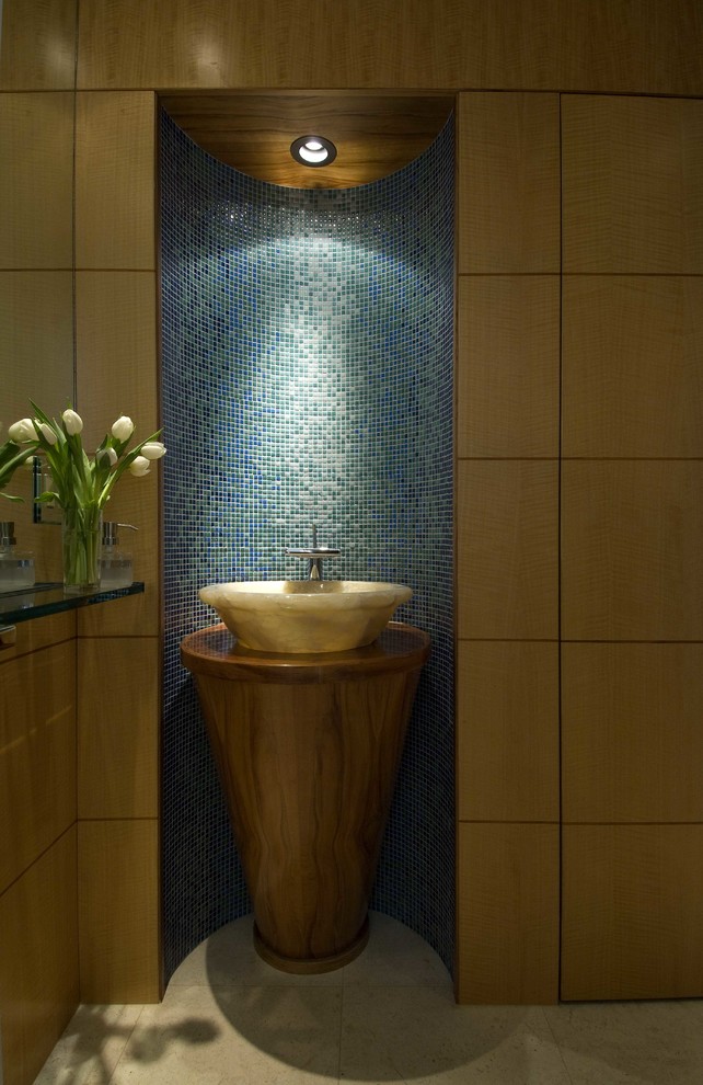 Mittelgroße Moderne Gästetoilette mit brauner Wandfarbe, Aufsatzwaschbecken, Waschtisch aus Holz, beigem Boden und brauner Waschtischplatte in Hawaii
