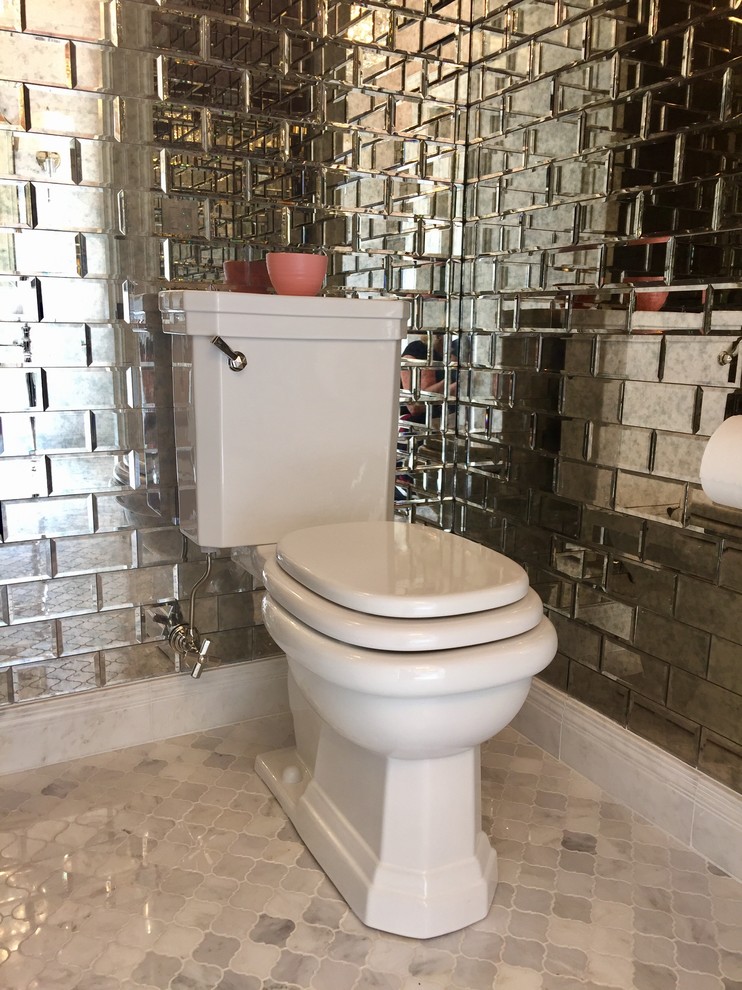 Inredning av ett klassiskt litet toalett, med en toalettstol med separat cisternkåpa, spegel istället för kakel, marmorgolv, flerfärgat golv och flerfärgad kakel