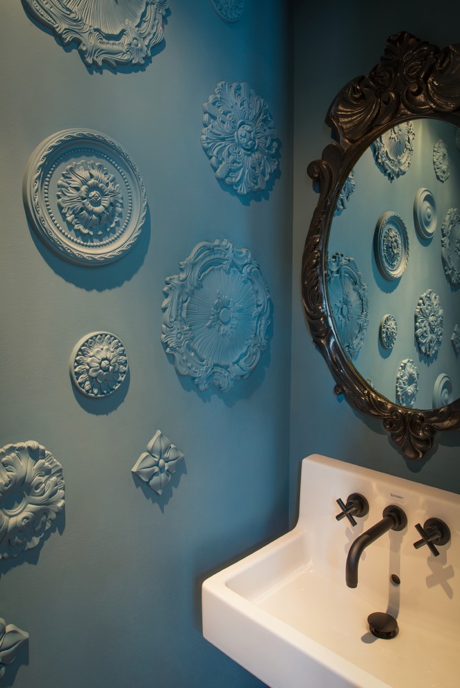 Stilmix Gästetoilette mit Wandwaschbecken, blauer Wandfarbe und braunem Holzboden in Washington, D.C.