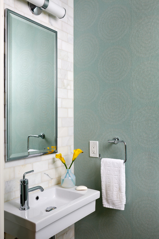 Esempio di un bagno di servizio design di medie dimensioni con piastrelle bianche, piastrelle di marmo, pareti verdi, lavabo a colonna e top in superficie solida