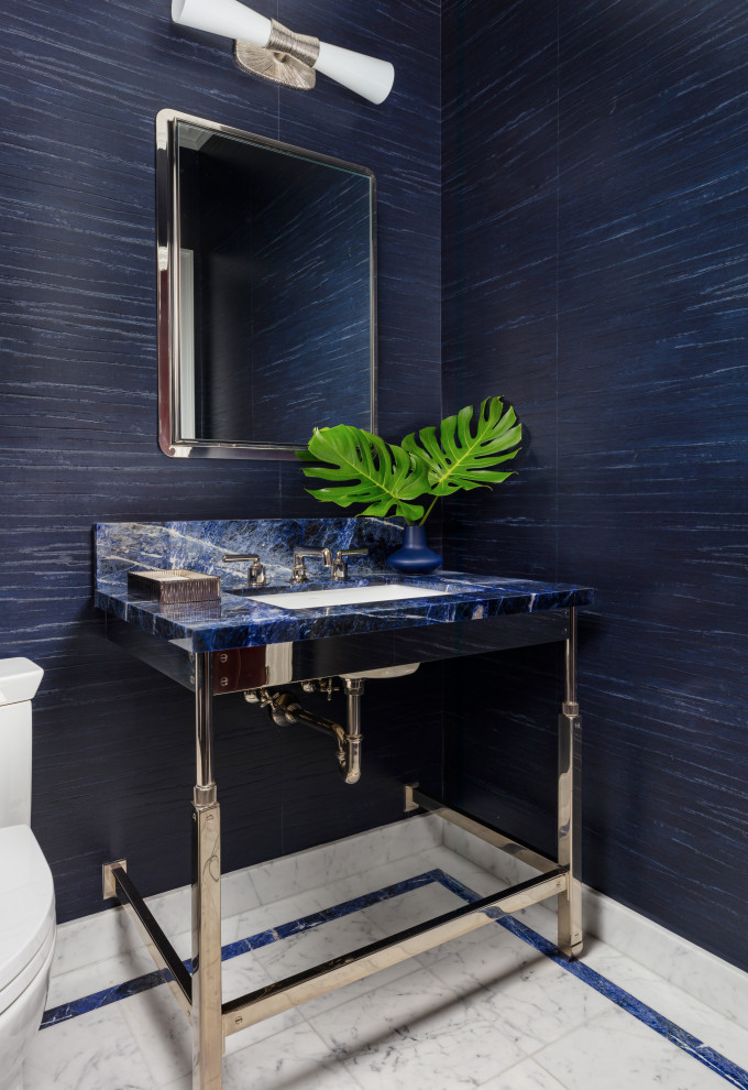 Idée de décoration pour un WC et toilettes tradition de taille moyenne avec un placard en trompe-l'oeil, WC à poser, un carrelage bleu, un lavabo encastré, un sol multicolore et un plan de toilette bleu.