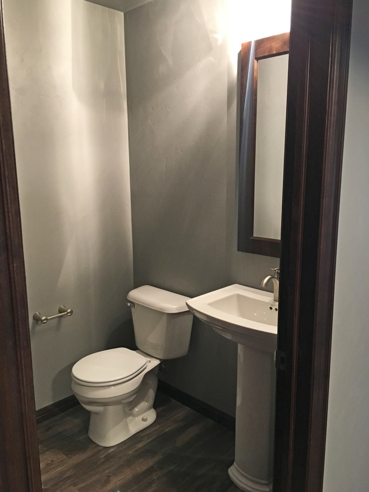 Cette photo montre un petit WC et toilettes craftsman avec WC séparés, un mur gris, un sol en vinyl et un lavabo de ferme.