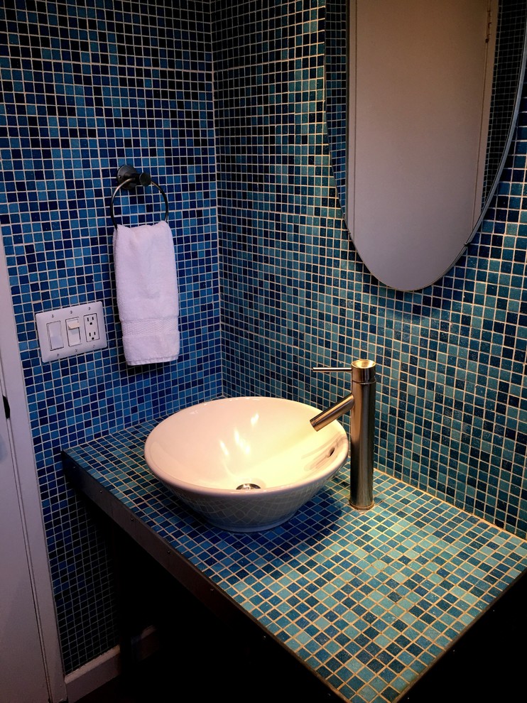 Источник вдохновения для домашнего уюта: туалет среднего размера в стиле модернизм с открытыми фасадами, раздельным унитазом, синей плиткой, плиткой мозаикой, синими стенами, полом из керамогранита, настольной раковиной, столешницей из плитки и бежевым полом