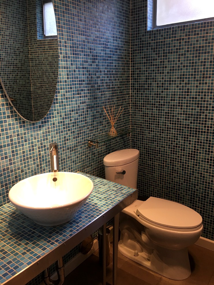 Пример оригинального дизайна: туалет среднего размера в стиле модернизм с открытыми фасадами, столешницей из плитки, раздельным унитазом, синей плиткой, плиткой мозаикой, синими стенами, полом из керамогранита, настольной раковиной, бежевым полом и синей столешницей