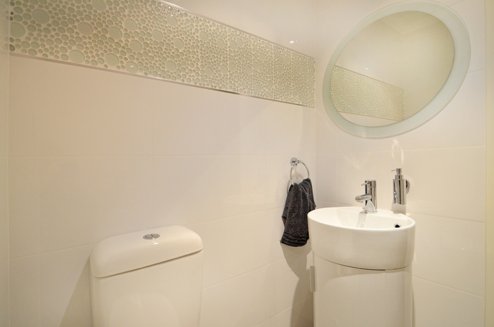 Kleine Gästetoilette mit Sockelwaschbecken, verzierten Schränken, weißen Schränken, Wandtoilette mit Spülkasten, weißen Fliesen, Glasfliesen und weißer Wandfarbe in Perth