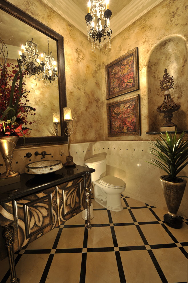 Пример оригинального дизайна: туалет в стиле фьюжн с фасадами островного типа, мраморной столешницей, бежевой плиткой, каменной плиткой, разноцветными стенами и мраморным полом