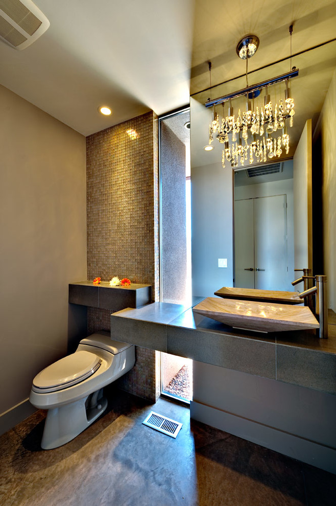 Cette photo montre un WC et toilettes tendance de taille moyenne avec un carrelage beige, mosaïque, un mur beige, sol en béton ciré, une vasque, un plan de toilette en carrelage et un sol beige.
