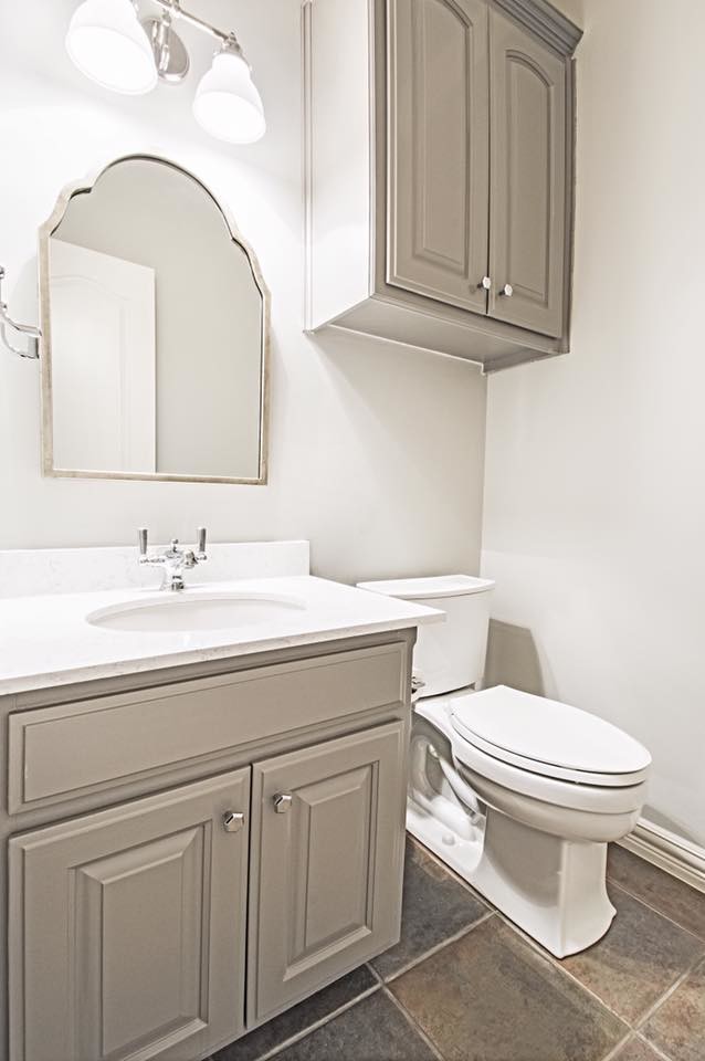 Exempel på ett litet klassiskt toalett, med luckor med upphöjd panel, grå skåp, en toalettstol med separat cisternkåpa, grå kakel, porslinskakel, grå väggar, skiffergolv, ett undermonterad handfat och bänkskiva i kvarts