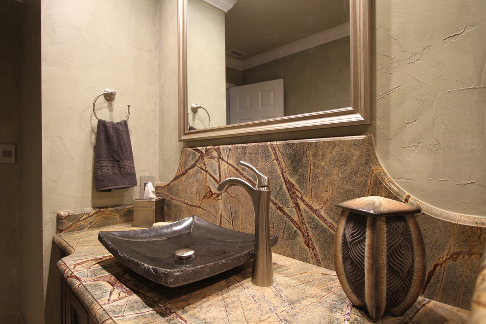 Modern inredning av ett mellanstort toalett, med beige väggar, ett fristående handfat och granitbänkskiva