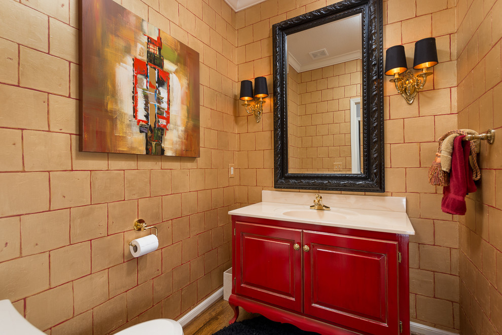 Modelo de aseo bohemio pequeño con armarios tipo mueble, puertas de armario rojas, paredes multicolor, lavabo integrado, encimera de ónix, suelo de madera en tonos medios y suelo marrón