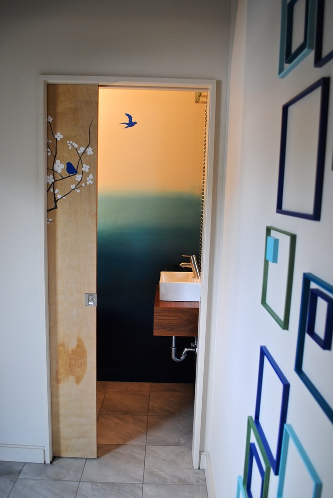 Foto di un piccolo bagno di servizio design con nessun'anta, ante in legno scuro, piastrelle multicolore, pareti multicolore, pavimento con piastrelle in ceramica e top in legno