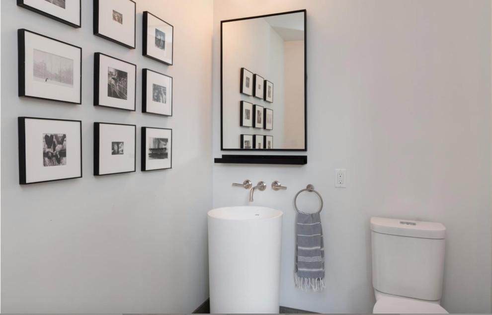 Idée de décoration pour un WC et toilettes avec WC à poser, du carrelage en marbre, un mur blanc, un sol en carrelage de terre cuite et un plan vasque.