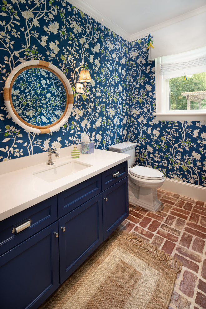 ヒューストンにあるトラディショナルスタイルのおしゃれなトイレ・洗面所 (シェーカースタイル扉のキャビネット、青いキャビネット、青いタイル、青い壁、レンガの床、クオーツストーンの洗面台、白い洗面カウンター) の写真