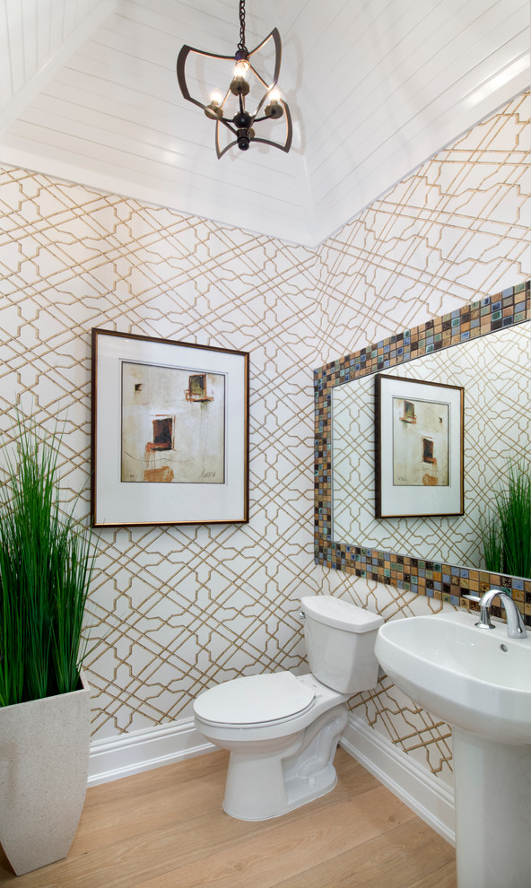 Ispirazione per un bagno di servizio tradizionale di medie dimensioni con WC a due pezzi, parquet chiaro, lavabo a colonna, pareti bianche e pavimento marrone