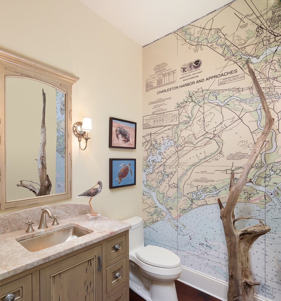 Mittelgroße Maritime Gästetoilette mit Toilette mit Aufsatzspülkasten, Granit-Waschbecken/Waschtisch, Kassettenfronten, hellen Holzschränken, bunten Wänden, Unterbauwaschbecken und braunem Boden in Charleston