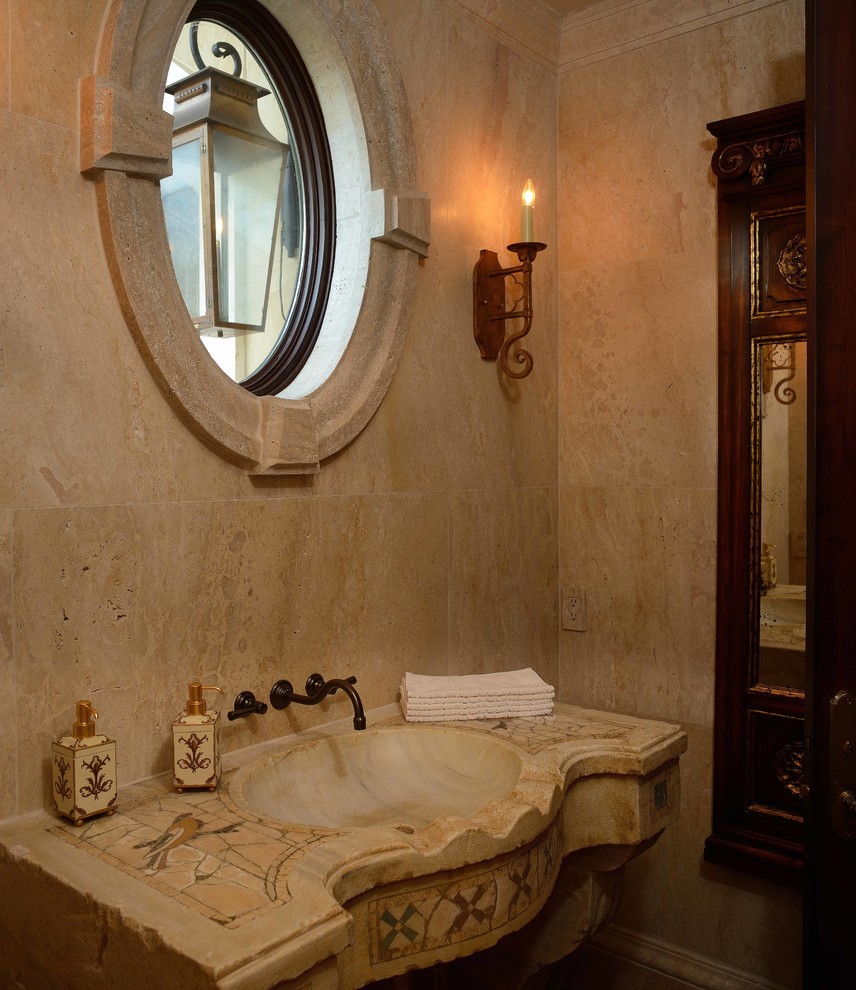 Immagine di un piccolo bagno di servizio mediterraneo con pareti beige e lavabo integrato