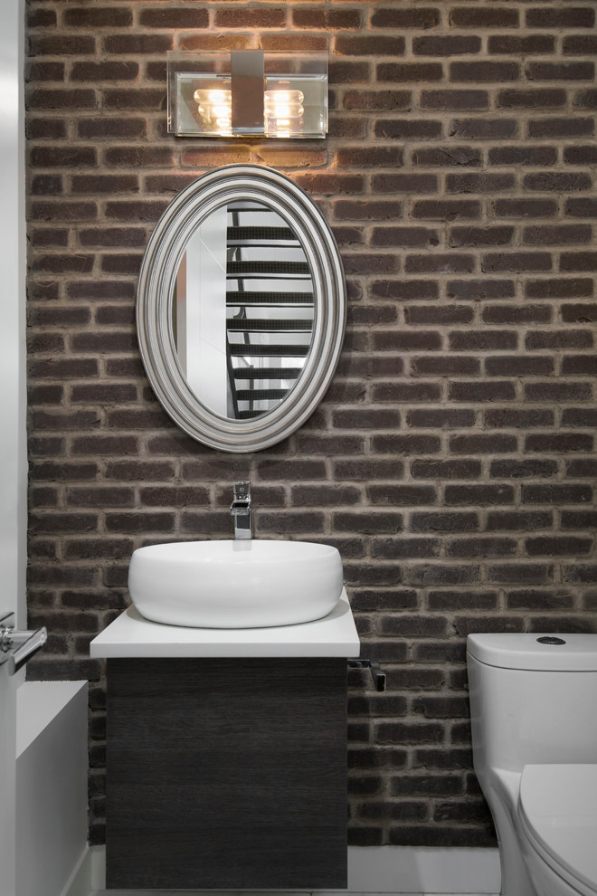Kleine Moderne Gästetoilette mit flächenbündigen Schrankfronten, dunklen Holzschränken, Toilette mit Aufsatzspülkasten, weißen Fliesen, brauner Wandfarbe, Aufsatzwaschbecken und Quarzwerkstein-Waschtisch in Calgary