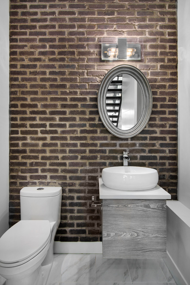 Idées déco pour un petit WC et toilettes contemporain avec une vasque, un placard à porte plane, un plan de toilette en quartz modifié, WC à poser, un carrelage gris, un mur gris, un sol en carrelage de céramique et des portes de placard grises.