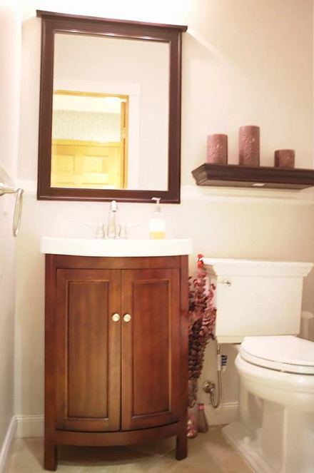 Foto di un piccolo bagno di servizio tradizionale con consolle stile comò, ante in legno scuro, WC a due pezzi, pareti beige, lavabo sottopiano, top in quarzo composito e top bianco