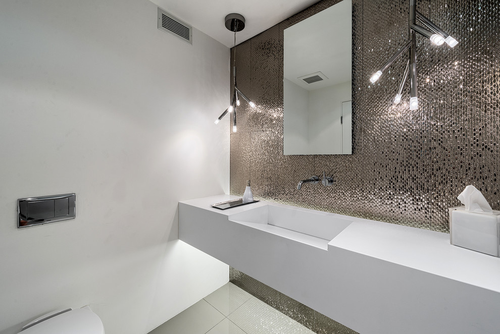 Diseño de aseo actual con lavabo integrado, encimera de cuarcita, baldosas y/o azulejos de metal, paredes blancas y encimeras blancas