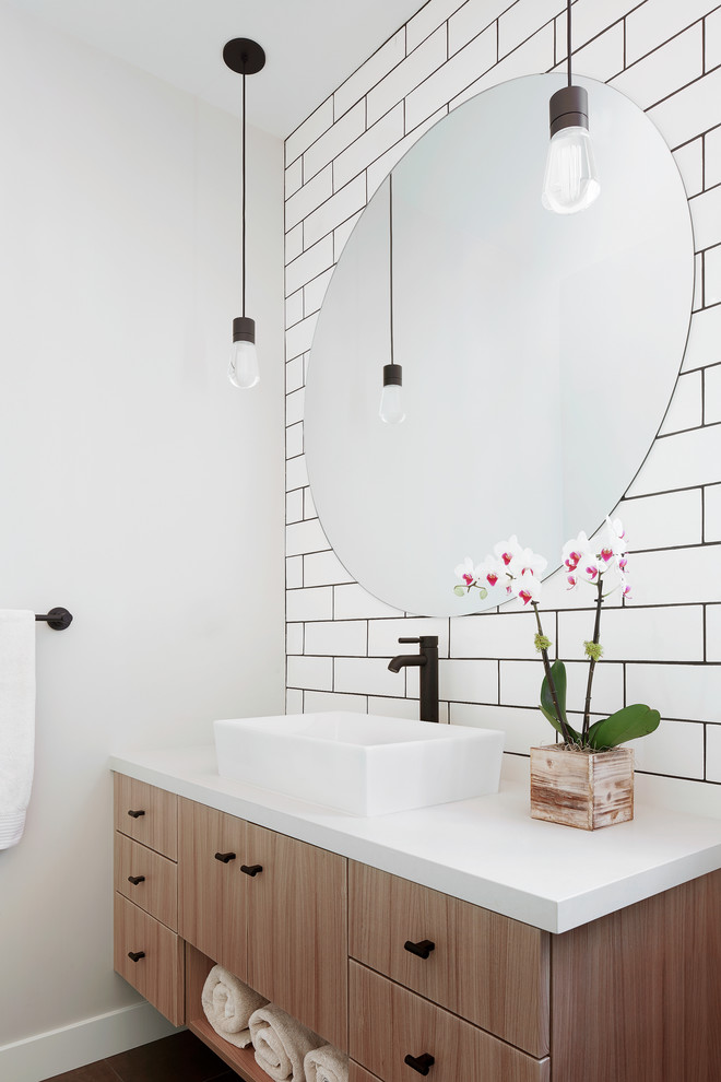 Стильный дизайн: туалет в морском стиле с плоскими фасадами, светлыми деревянными фасадами, белой плиткой, плиткой кабанчик, белыми стенами, настольной раковиной и белой столешницей - последний тренд