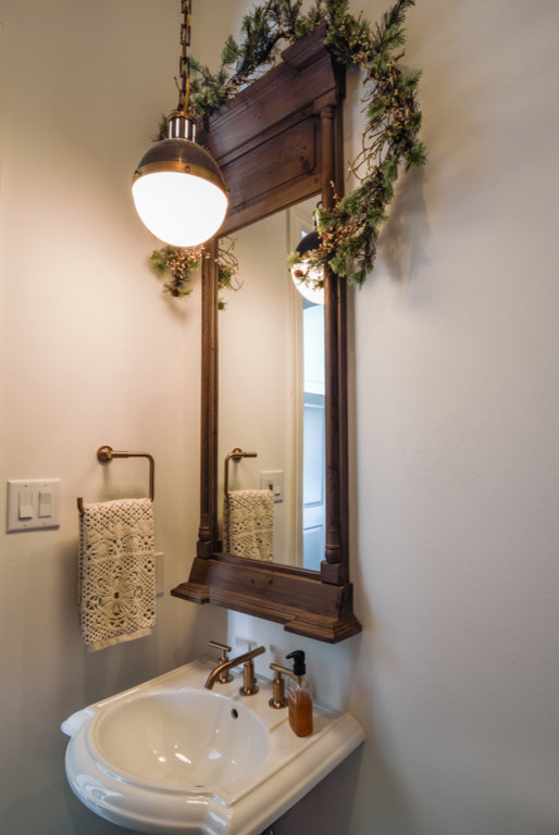 Ejemplo de aseo clásico renovado pequeño con lavabo con pedestal, baldosas y/o azulejos grises y paredes blancas