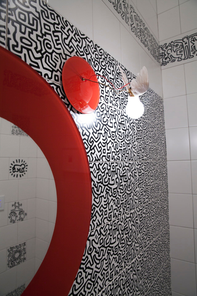 ニューヨークにある高級な中くらいなモダンスタイルのおしゃれなトイレ・洗面所 (一体型トイレ	、モノトーンのタイル、白いタイル、セラミックタイル、白い壁、セラミックタイルの床、ペデスタルシンク) の写真